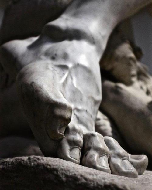 Невероятная детализация мрамора: правая стопа геркулеса в работе Антонио Кановы 