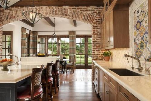 Кирпичная стена и фрагменты кирпичной кладки в интерьере помещений квартиры или загородного дома.  