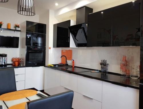 Кухня с глянцевыми верхними шкафами. 03