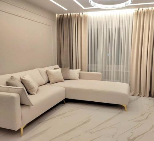 Уютные бархатные шторы и подушки интерьер современной гостиной украсили. 01