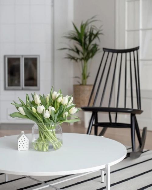 Скандинавский белый дом с винтажными предметами интерьера. 08