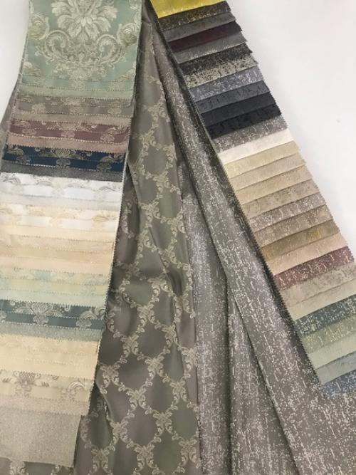 В этом загородном доме цвет портьер для гостиной и кухни выбирали под одну из стен, которая выполнена художественной фреской. 05