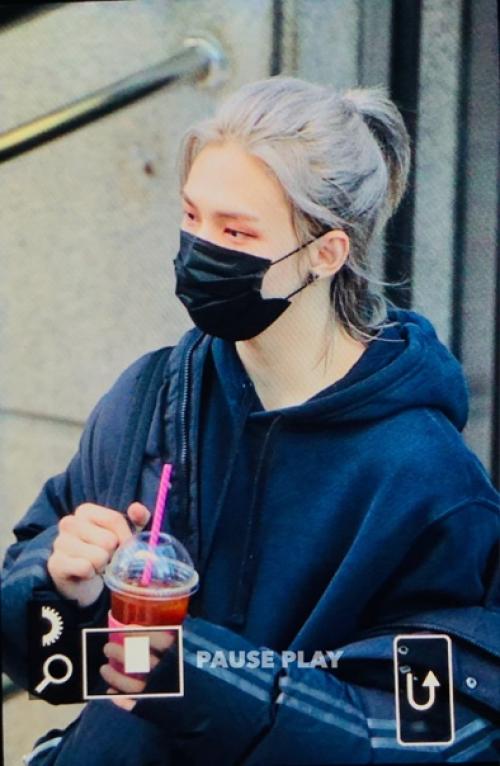 ~ s s;;. Чонин не знает, в какой момент его так сломало, что он сейчас сидит под проливным дождем, ничего не чувствуя. 02