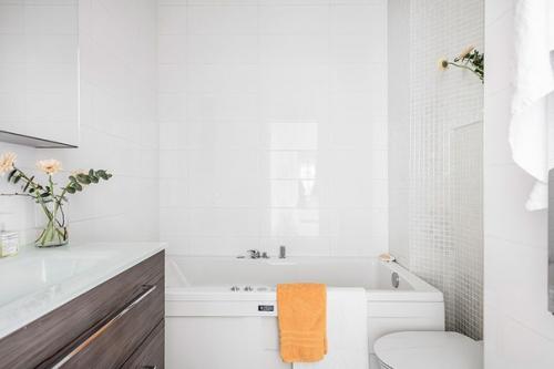 Для интерьера своей квартиры в Швеции хозяева выбрали полностью белую отделку, яркие акценты и интересную мебель. 06