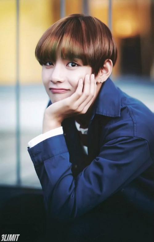 _V Taehyung. Сегодня был тяжелый день, Ви все время в разъездах, дома бывает редко. 01