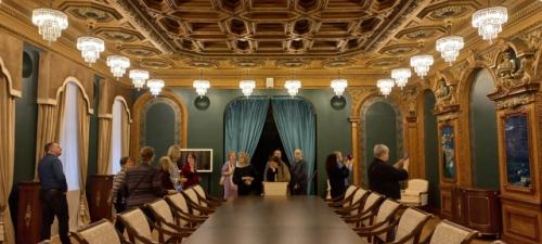 Многие знают и посещали елисеевский магазин, но далеко не все коренные петербуржцы бывали в доме, в котором жили Елисеевы на васильевском острове. 07