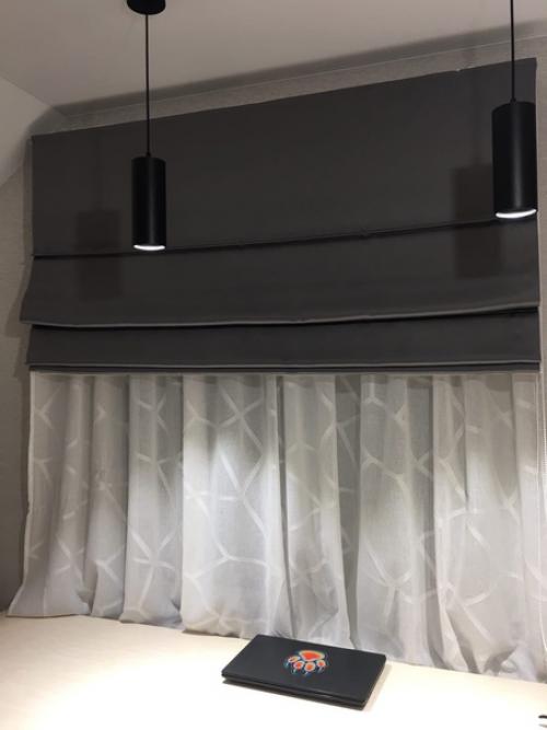 В этом загородном доме цвет портьер для гостиной и кухни выбирали под одну из стен, которая выполнена художественной фреской. 02