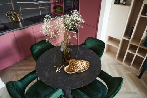 Яркая, колоритная эклектика в интерьере кухни - гостиной. 04