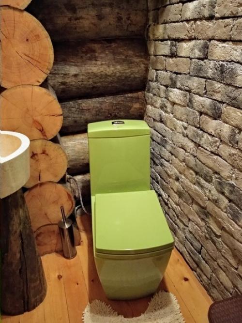 Вот так обустроили ванную комнату и туалет в бревенчатом доме как вам? 03