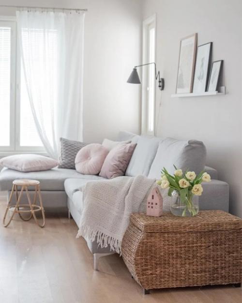 Скандинавский белый дом с винтажными предметами интерьера. 01