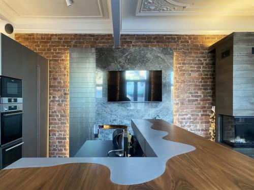 Заказчик поставил перед нами задачу сделать брутальный, мужской лофтовый интерьер, сохранив при этом исторические элементы. 04