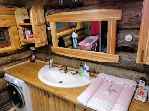 Вот так обустроили ванную комнату и туалет в бревенчатом доме как вам? 02