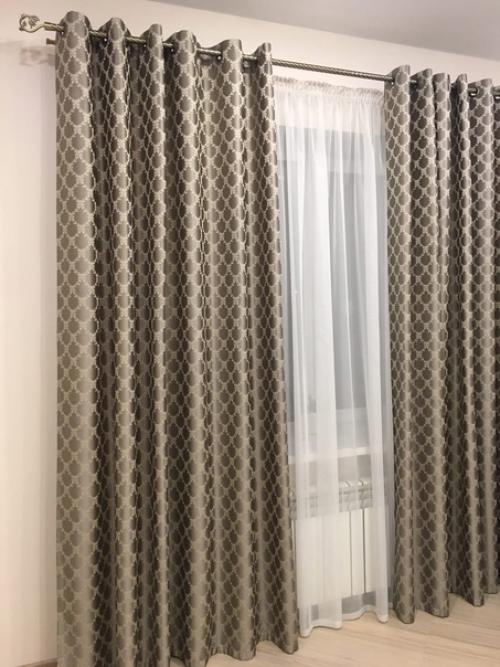 В этом загородном доме цвет портьер для гостиной и кухни выбирали под одну из стен, которая выполнена художественной фреской. 01