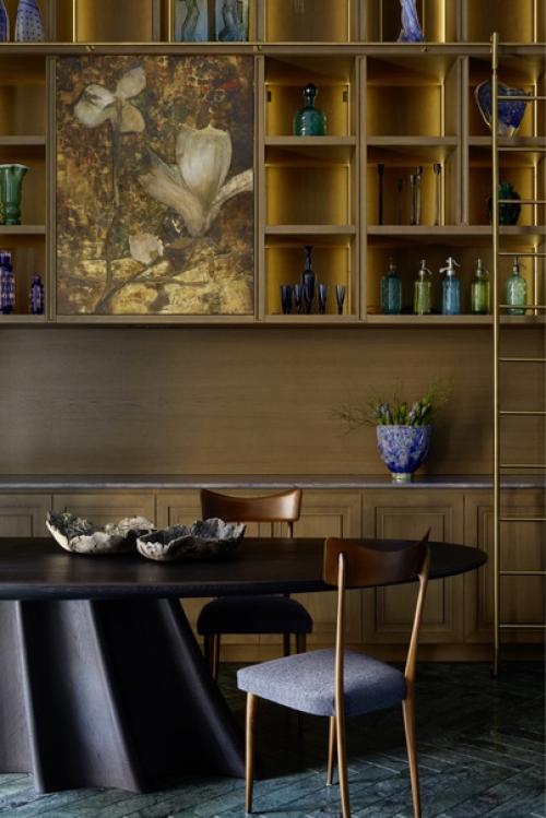 Необычная планировка двухэтажной квартиры вдохновила декоратора Аллу Шумейко на создание интерьера по мотивам парковых павильонов. 01