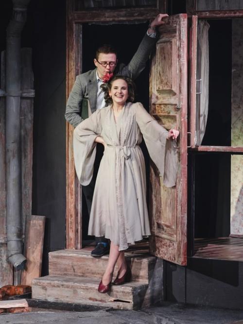 В декорациях к спектаклю Старший сын использован фрагмент картины Алексея Саврасова грачи прилетели, которую художник написал в 1871 году. 04 В декорациях к спектаклю Старший сын использован фрагмент картины Алексея Саврасова грачи прилетели, которую художник написал в 1871 году. 04