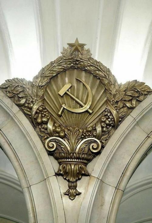 Пишу работу по архитектуре Москвы сталинского периода и наблюдая всю эту величественную красоту вокруг нас, решил поделиться небольшим фрагментом: 02