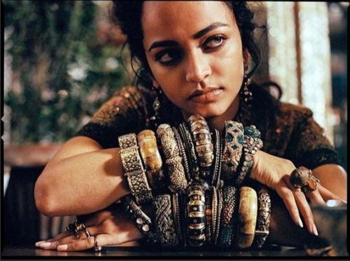 Sabyasachi Mukherjee - один из знаменитых индийских дизайнеров, чьи изысканные изделия завоевали тысячи поклонников. 04