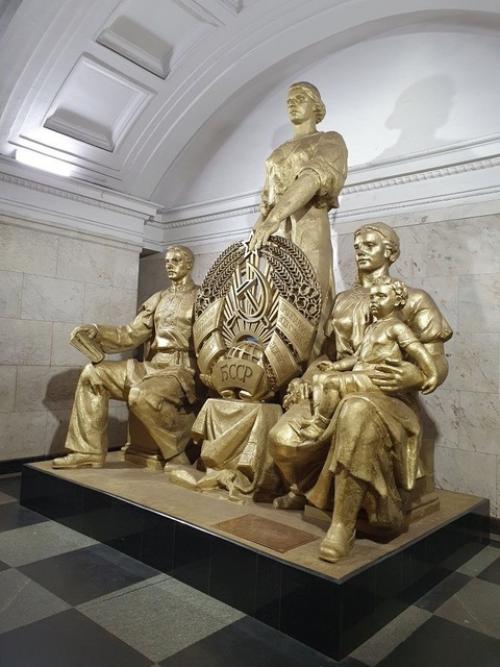 Пишу работу по архитектуре Москвы сталинского периода и наблюдая всю эту величественную красоту вокруг нас, решил поделиться небольшим фрагментом: 05