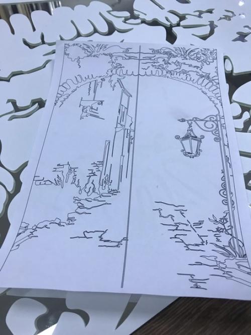 С помощью пескоструйных рисунков в виде арок, рамок или уголков оформляют обычно интерьер в классическом стиле. 09