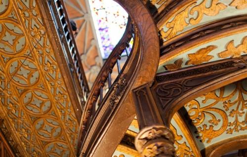 Один из самых необычных и красивых книжных магазинов находится в Португалии, в городе порту. 07