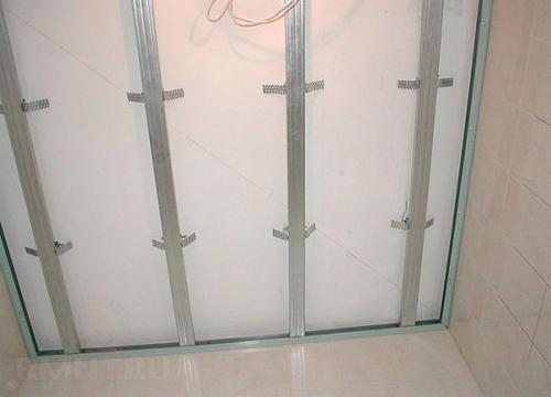 Как сделaть потолок из пластикoвыx пbх панелей своими ру ами. 02