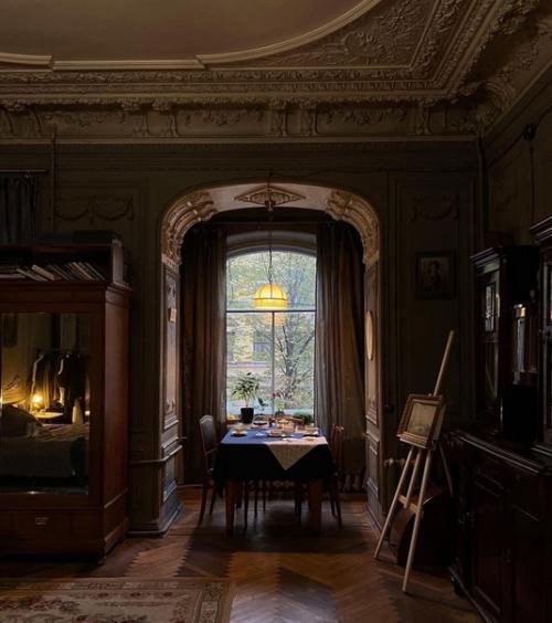 Чарующая атмосфера в комнате одной из квартир доходного дома 1908 года. 03