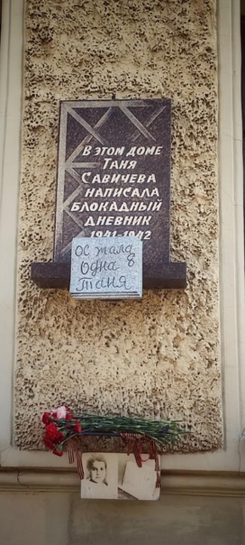 Питер на удивление солнечной теплой погодкой встретил. 02