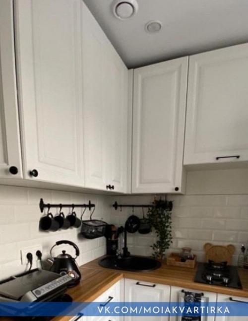 Небольшая кухня. Светлая и уютная. 01