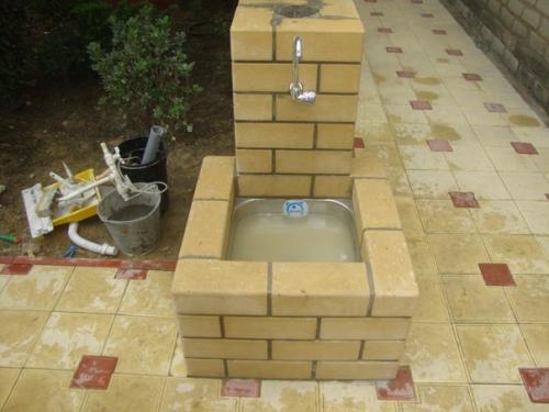 Красивое оформление дачных умывальников. 01