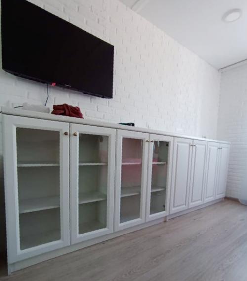 Сервант.  Раньше этот предмет мебели можно было встретить чуть ли не в каждой квартире, но со временем они вышли из обихода. 01