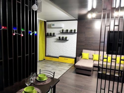 Вот такую замечательную квартиру + ремонт подарили сыну родители. 02