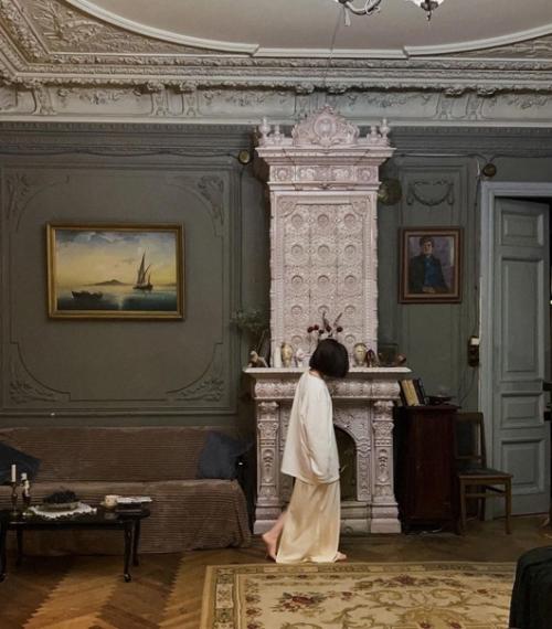 Чарующая атмосфера в комнате одной из квартир доходного дома 1908 года. 01