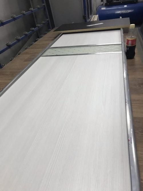 С помощью пескоструйных рисунков в виде арок, рамок или уголков оформляют обычно интерьер в классическом стиле. 01