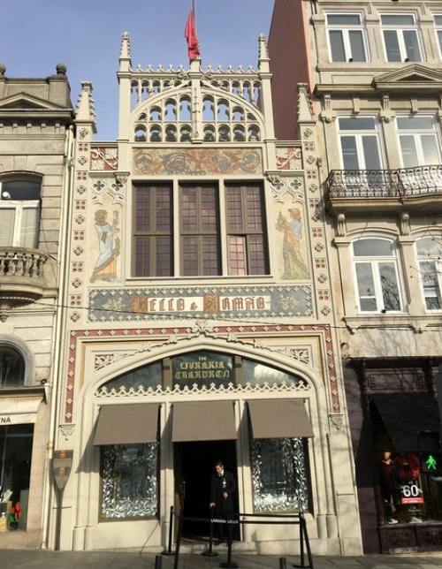 Один из самых необычных и красивых книжных магазинов находится в Португалии, в городе порту. 01