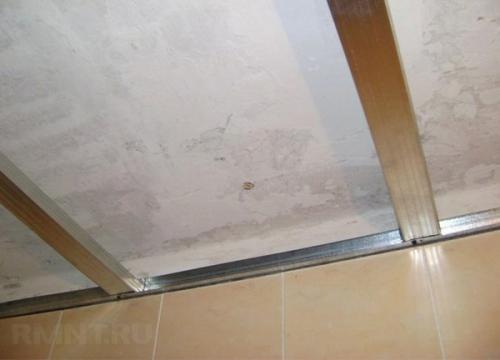 Как сделaть потолок из пластикoвыx пbх панелей своими ру ами. 03