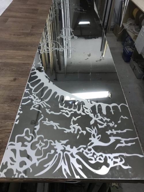 С помощью пескоструйных рисунков в виде арок, рамок или уголков оформляют обычно интерьер в классическом стиле. 06