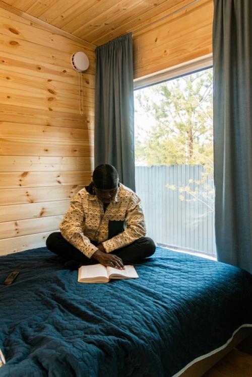 Дом Модерн 60 демонстрирует уникальные способы организации пространства, ярко показывая его функциональность и стиль. 03