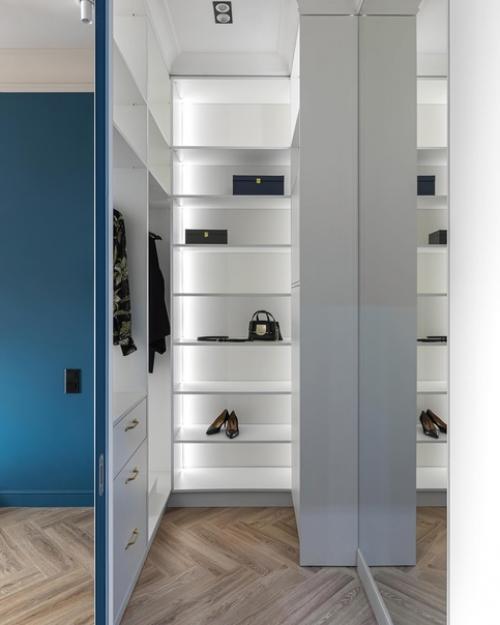 Жилой комплекс, в котором находится эта квартира, расположен в меньше чем сотне метров от моря. 08