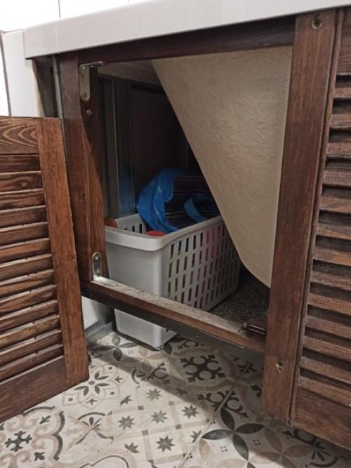 Закрыть неприглядное пространство под ванной можно разными способами, но именно деревянные жалюзийные дверцы сделают интерьер теплее и уютнее. 01