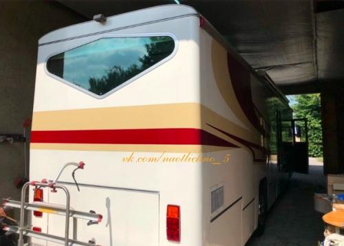 Несколько друзей решили построить себе дом на колесах, чтобы путешествовать с комфортом. 06