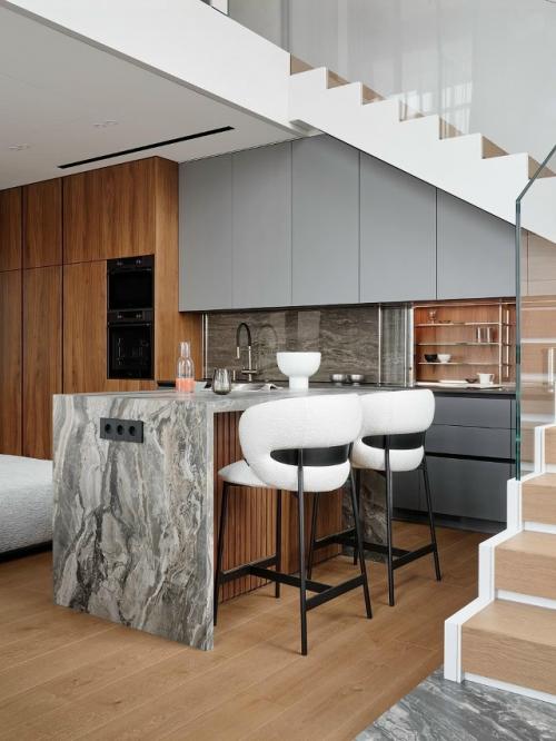 Шестиметровый потолок и высокие окна: квартира 120 м в Красноярске. 01