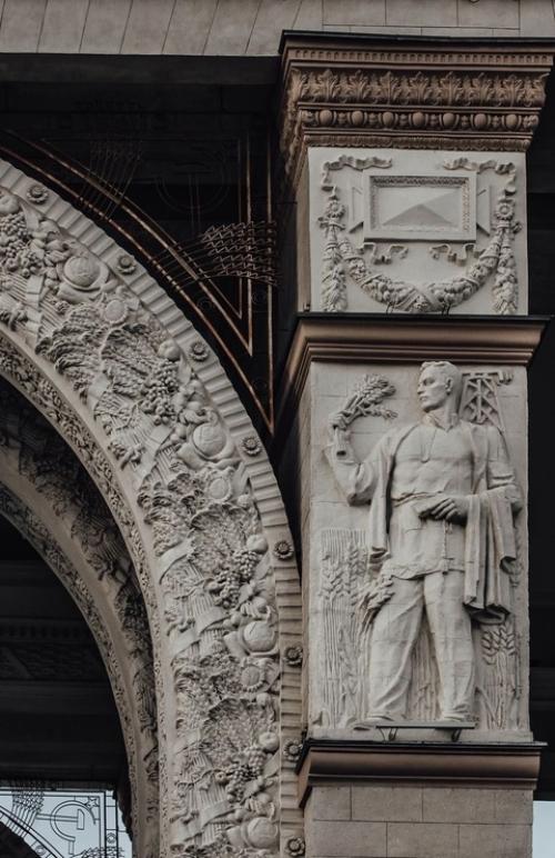 Пишу работу по архитектуре Москвы сталинского периода и наблюдая всю эту величественную красоту вокруг нас, решил поделиться небольшим фрагментом: 01