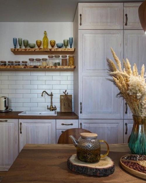 Яркий дизайн квартиры с отреставрированной винтажной мебелью. 01