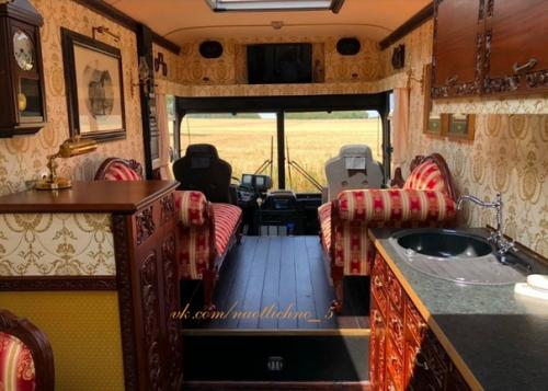 Несколько друзей решили построить себе дом на колесах, чтобы путешествовать с комфортом. 01