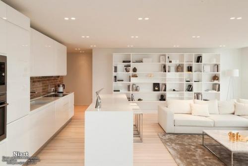 Стильный дизайн квартиры в белых тонах. 01