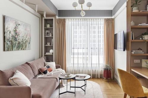 В квартире царит атмосфера весны круглый год благодаря функциональному и уютному интерьеру. 03