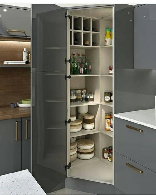 Угловой шкаф в кухонном гарнитуре может выглядеть и так. 01