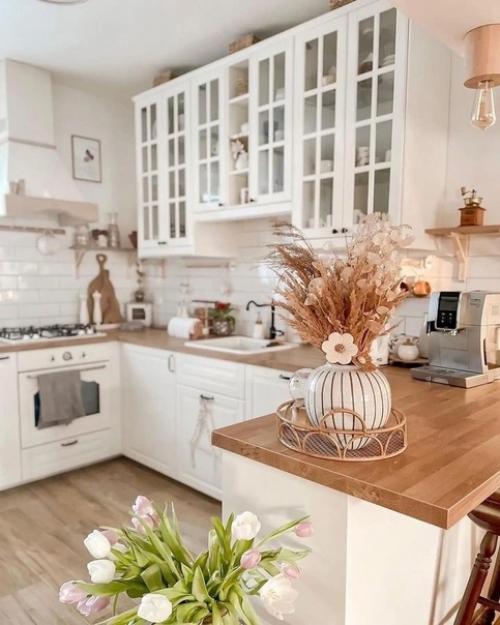 Эта кухня выглядит такой красивой и теплой благодаря освещению, красивому декору и деревянным поверхностям. 02