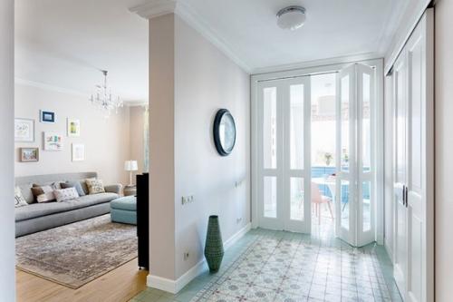 В палитре интерьера этой московской квартиры присутствуют, наверное, все основные цвета и их разнообразные оттенки. 07