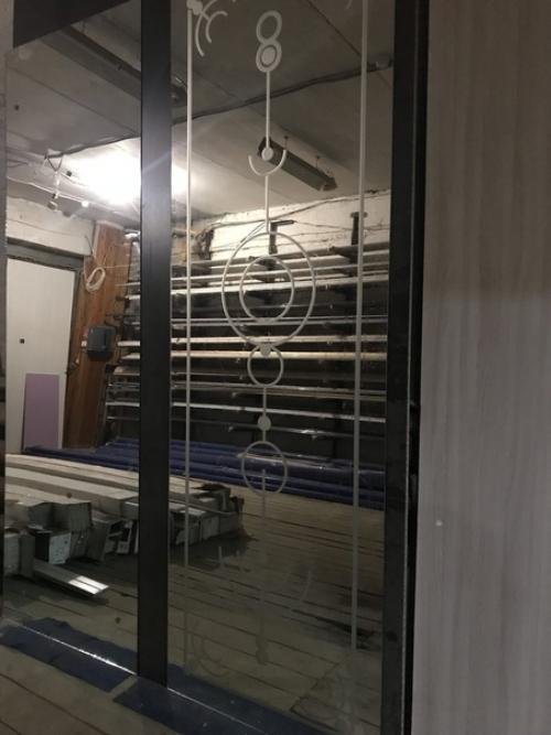 С помощью пескоструйных рисунков в виде арок, рамок или уголков оформляют обычно интерьер в классическом стиле. 02